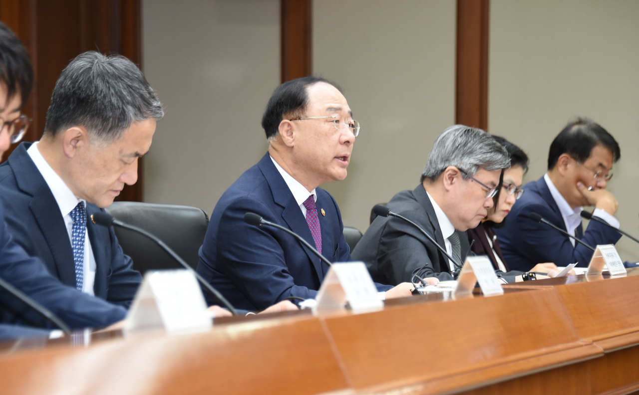 재계의 싱크탱크인 전경련 산하 한국경제연구원과 기획재정부가 감세와 정부지출의 효과를 놓고 논란을 빚고 있다. 사진은 홍남기 부총리 겸 기획재정부 장관이 6일 서울 여의도 한국수출입은행에서 '제25차 경제활력대책회의'를 주재하고 있다. [기획재정부 제공]