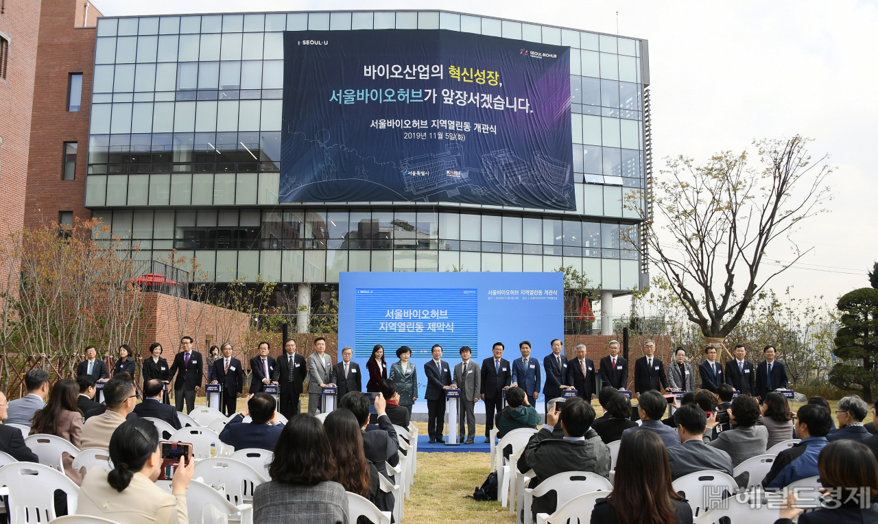 박원순 서울시장이 지난 5일 서울 동대문구 서울바이오허브에서 열린 지역열린동 개관식에서 내빈 및 입주기업 대표자들과 현판을 제막 하고 있다. 서울시는 바이오의료 창업지원 컨트롤타워인 ‘서울바이오허브’의 지역열린동이 개관함으로써 3개동이 모두 완공, 바이오의료 산업 육성을 위한 본격 가동에 들어간다고 밝혔다. 서울바이오허브에는 교육‧컨설팅 등 스타트업의 성장과 사업화를 지원하는 ‘산업지원동’, 연구개발(R&D)을 지원하는 ‘연구실험동’이 이미 개관했으며, 이번에 마지막으로 협업‧소통을 위한 ‘지역열린동’이 개관했다. [서울시]