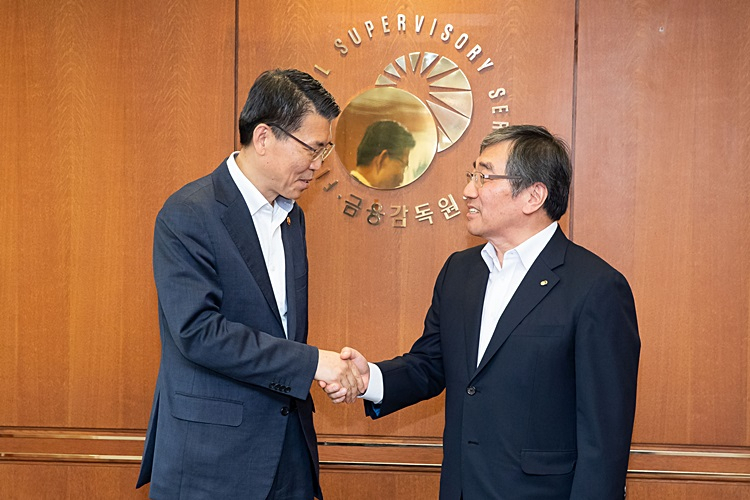 지난 9월 19일 은성수(사진 왼쪽) 금융위원장이 서울 여의도 금융감독원을 찾아 윤석헌 금융감독원장과 악수하고 있다. [금융위 제공]