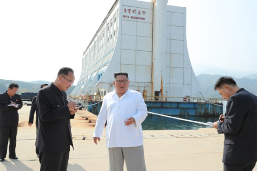 통일부는 6일 전날 북한의 금강산 남측 시설 철거 요구와 관련해 민관 공동점검단을 구성해 방북하겠다는 내용의 대북통지문을 발송했다고 밝혔다. 김정은 북한 국무위원장이 지난달 금강산관광지구를 찾아 현지지도하는 모습. [헤럴드DB]
