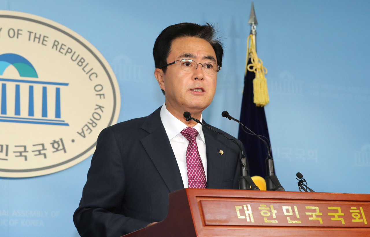김태흠 자유한국당 의원이 지난 5일 오전 국회 정론관에서 영남권·강남3구 중진 용퇴를 주장하는 기자회견을 하고 있다. [연합]