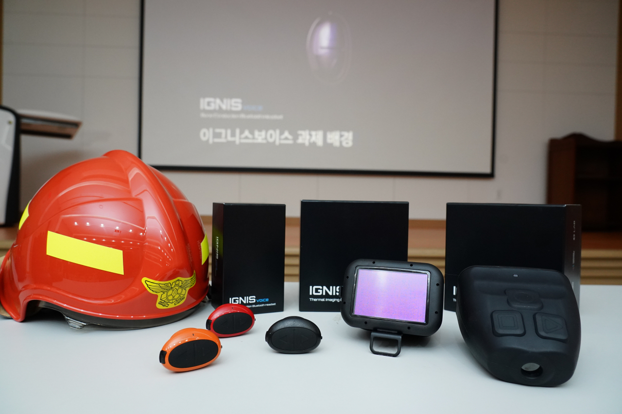 삼성전자는 6일 세종시 소방청에서 전국 시도 소방본부의 소방관 50여명이 참석한 가운데, 열화상 카메라와 재난현장 통신장비의 기능 및 작동법을 소개하고 직접 사용해보는 설명회를 개최했다. 사진은 이날 설명회장에 전시된 열화상 카메라와 재난현장 통신장비.[삼성전자 제공]