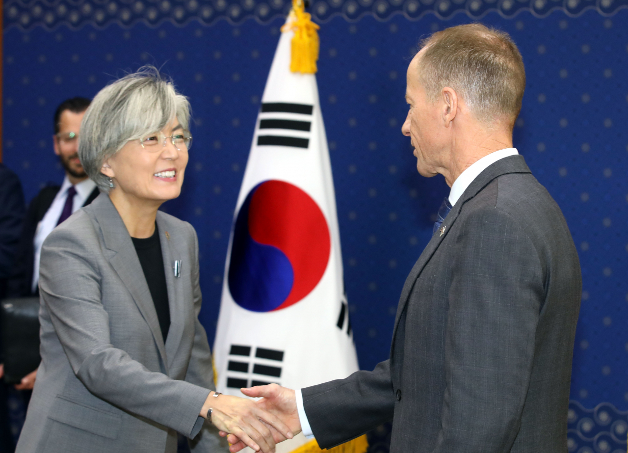 강경화 외교부 장관이 6일 오전 서울 종로구 도렴동 청사에서 한미 4차 고위급 경제협의회 참석을 위해 방한한 스틸웰 차관보와 악수하고 있다. [연합]