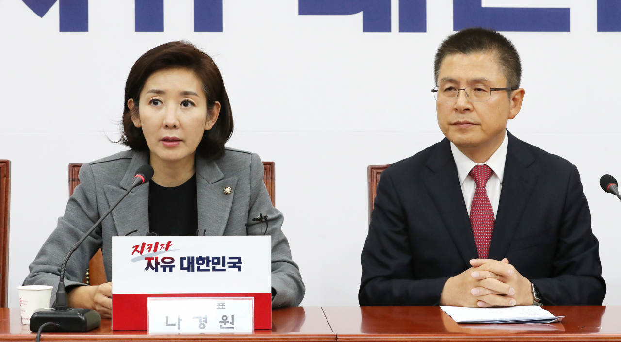 자유한국당 나경원 원내대표가 6일 오전 국회에서 열린 최고위원-중진의원 연석회의에서 발언하고 있다. 오른쪽은 황교안 대표. 연합뉴스