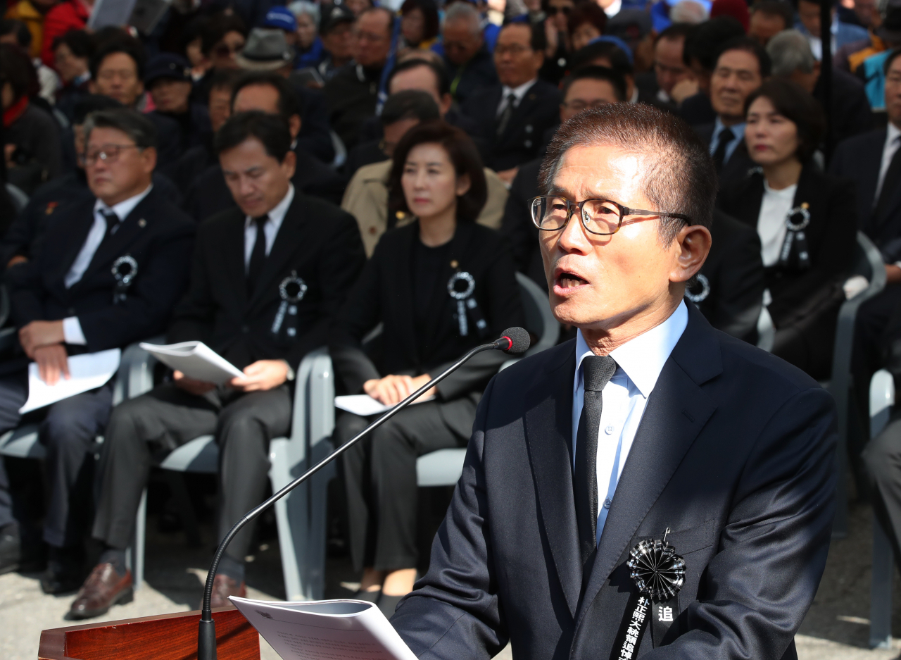 김문수 전 경기도지사가 26일 서울 동작구 국립서울현충원에서 열린 박정희 전 대통령 40주기 추도식에서 추도사를 하고 있다. [연합]