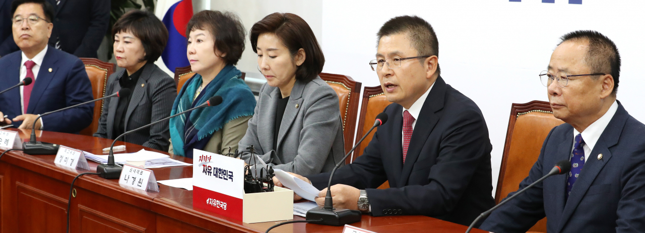 황교안 자유한국당 대표(오른쪽 두번째)가 6일 오전 국회에서 열린 최고위원-중진의원 연석회의에서 발언하고 있다. [연합]