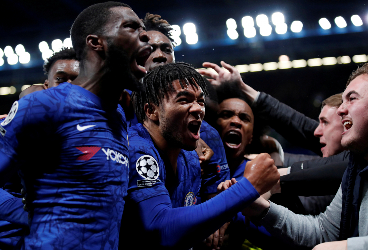 6일(한국시간) 영국 런던 스탬퍼드 브리지에서 열린 아약스와 2019-2020 유럽축구연맹(UEFA) 챔피언스리그 조별 리그 H조 4차전 홈 경기에서 첼시의 리스 제임스(가운데)가 4-4로 따라붙는 동점골을 기록한 뒤 동료들, 팬들과 기뻐하고 있다. [로이터]