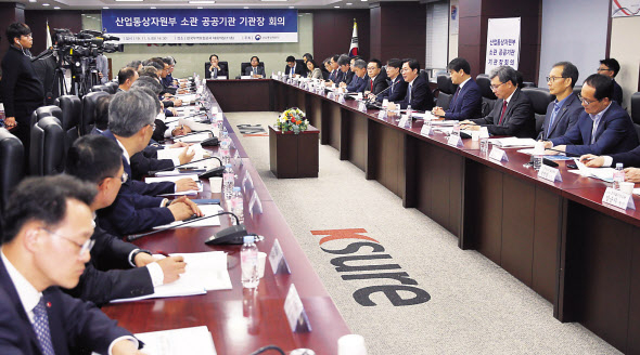 성윤모(오른쪽 줄 다섯번째) 산업통상자원부 장관이 5일 오후 소관 공공기관장 회의에서 인사말과 함께 경제활력 회복을 위한 기간별 특단의 노력을 주문하고 있다. [산업통상자원부 제공]