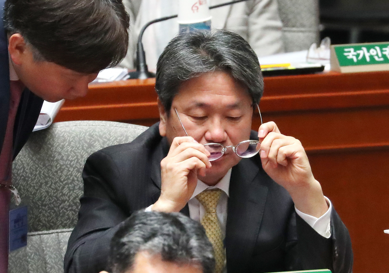 강기정 청와대 정무수석이 6일 오전 국회에서 열린 예산결산특별위원회 전체회의에서 안경을 고쳐쓰고 있다. [연합]