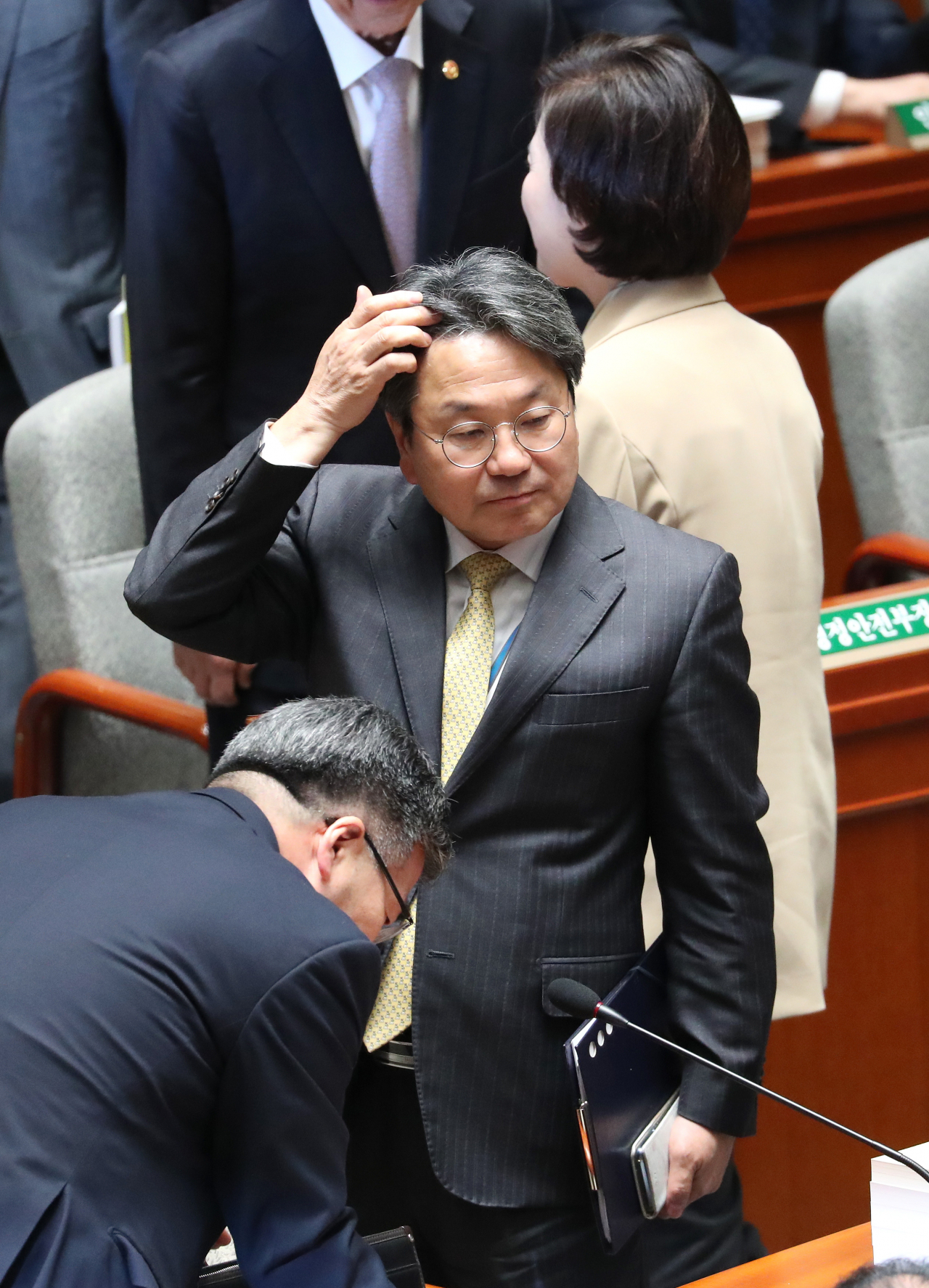강기정 청와대 정무수석이 6일 오전 국회에서 열린 예산결산특별위원회 전체회의가 오후로 연기되자 회의장을 나서고 있다. [연합]
