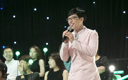 2015~2016년 방송됐던 JTBC 예능 ‘투유프로젝트-슈가맨’을 진행했을 당시의 개그맨 유재석. [JTBC 홈페이지 캡처]
