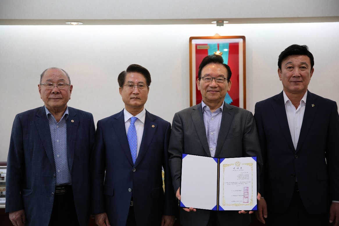 왼쪽부터 419혁명공로자회장 강영석, 419민주혁명회장 문승주, 419혁명제60주년기념회회장 김기병, 419혁명희생자유족회장 정중섭. [롯데관광개발 제공]