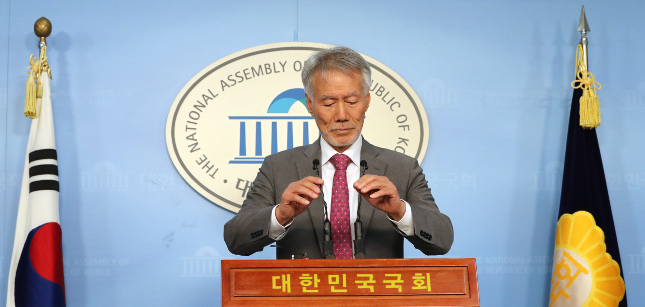 자유한국당 유민봉 의원이 6일 오후 국회 정론관에서 총선 불출마 선언을 하기 위해 마이크를 잡고 있다. [연합]