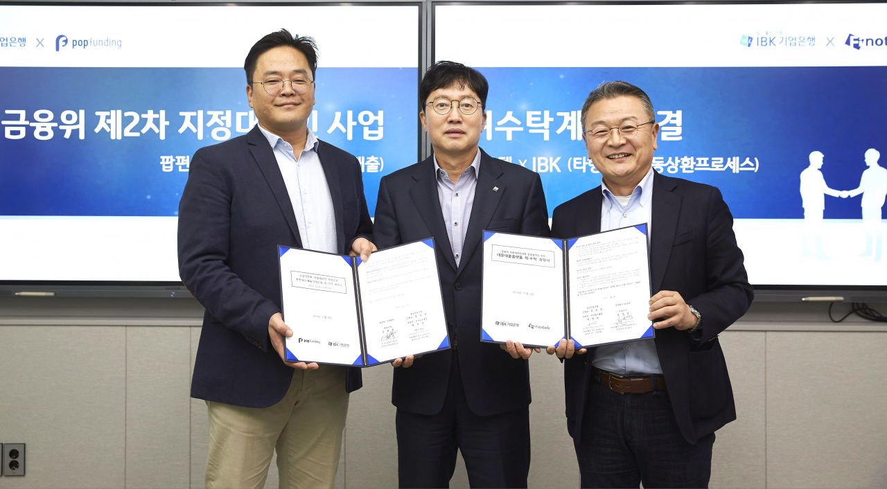 6일 IBK파이낸스타워에서 열린 ‘IBK 1st Lab’ 간담회에서 팝펀딩 신현욱 대표(왼쪽부터), 이상국 기업은행 디지털그룹장, 피노텍 김우섭 대표가 금융위 지정대리인 관련 위수탁계약을 체결한 뒤 기념촬영하고 있다.