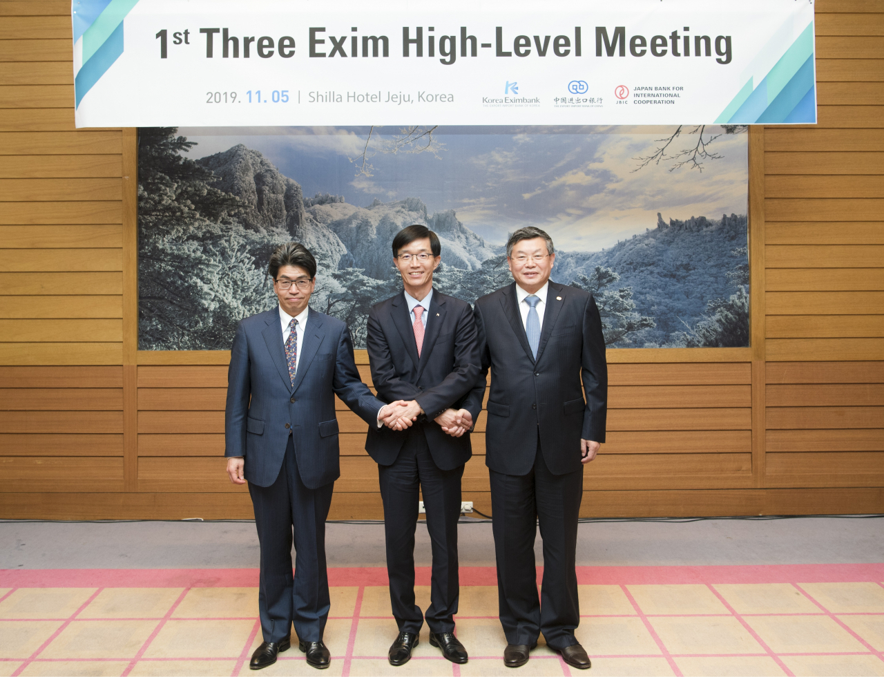 한국수출입은행 주관으로 5일 제주 신라호텔에서 열린 '한중일 수은 협의체' 제1차 정례협의에서 세 은행은 기관별 인프라 사업지원 동향과 향후 협력방안에 대해 심도있게 논의했다. 사진 왼쪽부터 노부미츠 하야시 일본국제협력은행 부총재, 방문규 수은 행장, 썬핑 중국 수은 부행장.