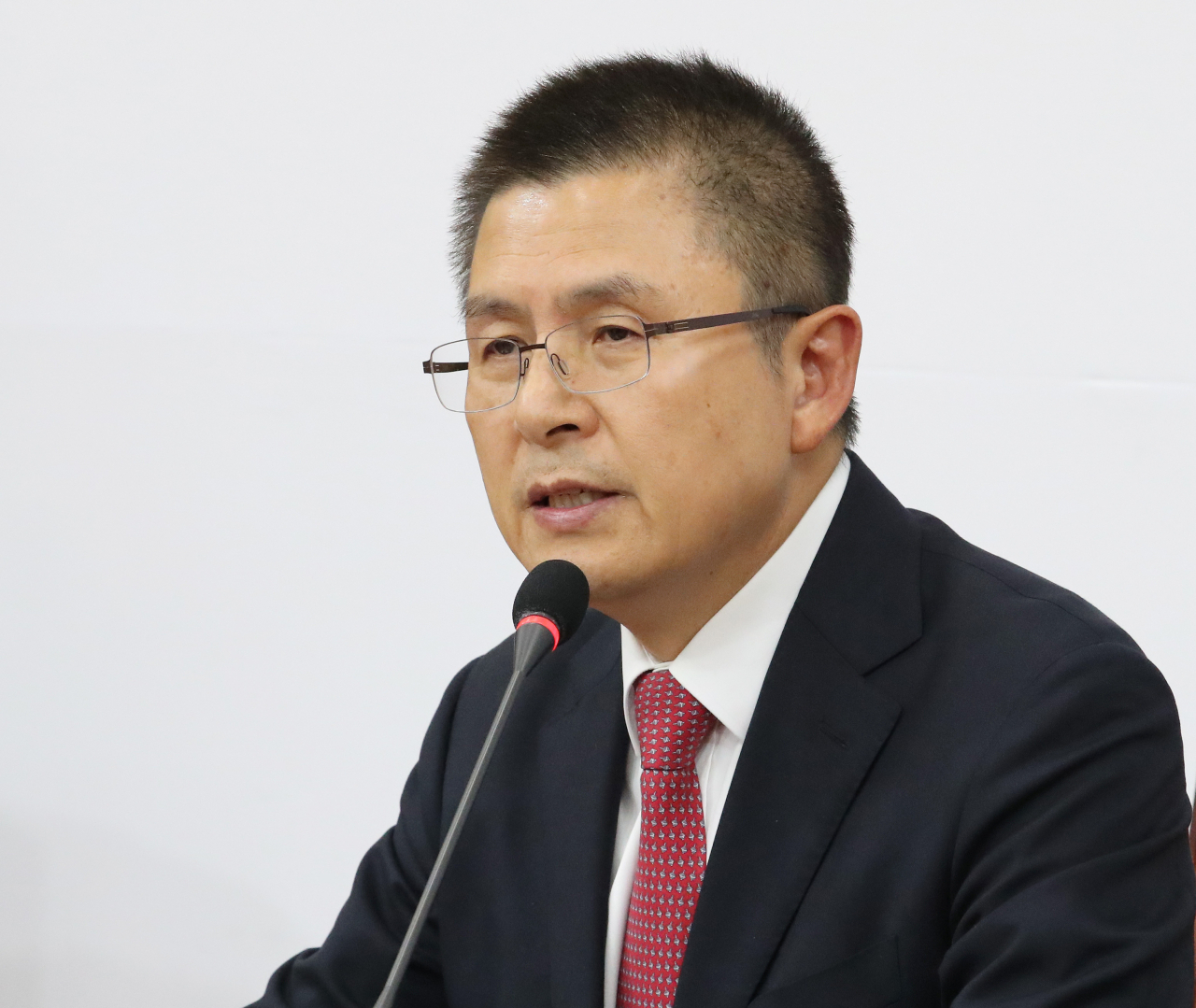 자유한국당 황교안 대표가 6일 오후 국회에서 긴급 기자간담회를 열고 발언하고 있다. 연합뉴스