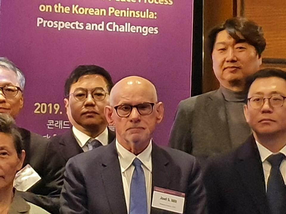 조엘 위트 미국 스팀슨센터 수석연구원이 6일 여의도 콘래드호텔에서 열린 통일연구원 주최 '한반도 비핵평화 프로세스: 전망과 과제' 심포지엄에 참석해 기념촬영 하고 있다. 연합뉴스