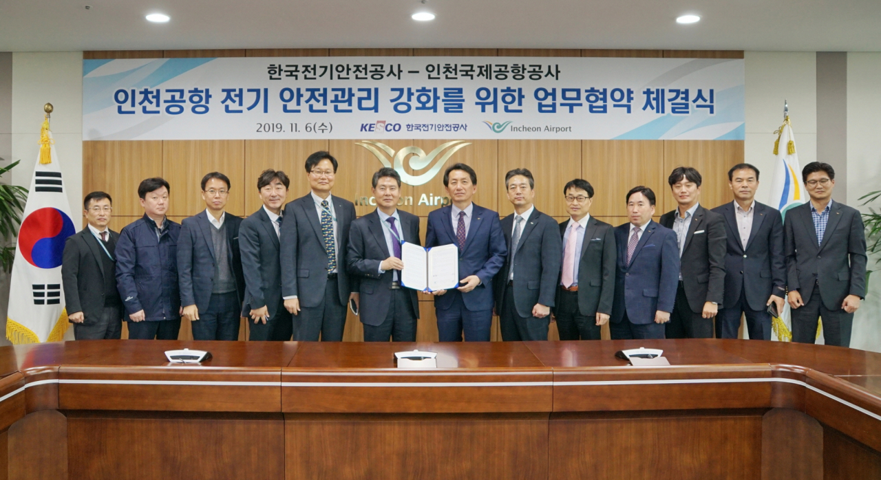 문이연 전기안전공사 안전이사(오른쪽에서 일곱번째)과 양기범 인천국제공항공사 시설본부장(왼쪽에서 여섯번째)가 협약 체결 뒤 양측 관계자들과 기념촬영을 하고 있다. [한국전기안전공사 제공]
