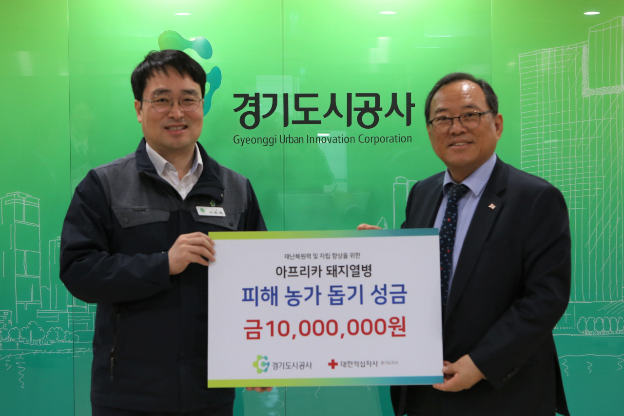 이헌욱 경기도시공사 사장(왼쪽)이 축산농가를 돕기위한 성금을 전달했다.[경기도시공사 제공]