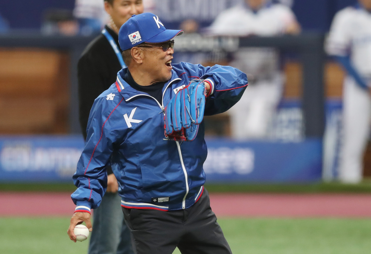 6일 오후 서울 구로구 고척스카이돔에서 열린 2019 WBSC 프리미어12 예선라운드 C조 한국과 호주의 경기. 경기 시작 전 백인천 전 감독이 시구하고 있다. [연합]