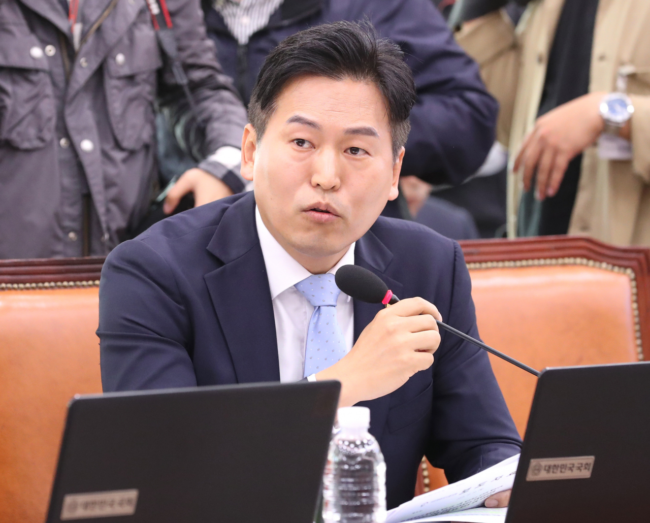17일 오전 열린 국회 농림축산식품해양수산위원회의 한국마사회, 한국농어촌공사, 한국농수산식품유통공사, 농림수산식품교육문화정보원 등의 국정감사에서 무소속 손금주 의원이 질의하고 있다. 연합뉴스