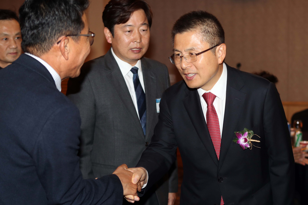 황교안 자유한국당 대표가 6일 오후 부산 롯데호텔에서 국제신문이 주최하는 제16기 국제아카데미에 참석, 특강하기 앞서 인사하고 있다. 연합뉴스