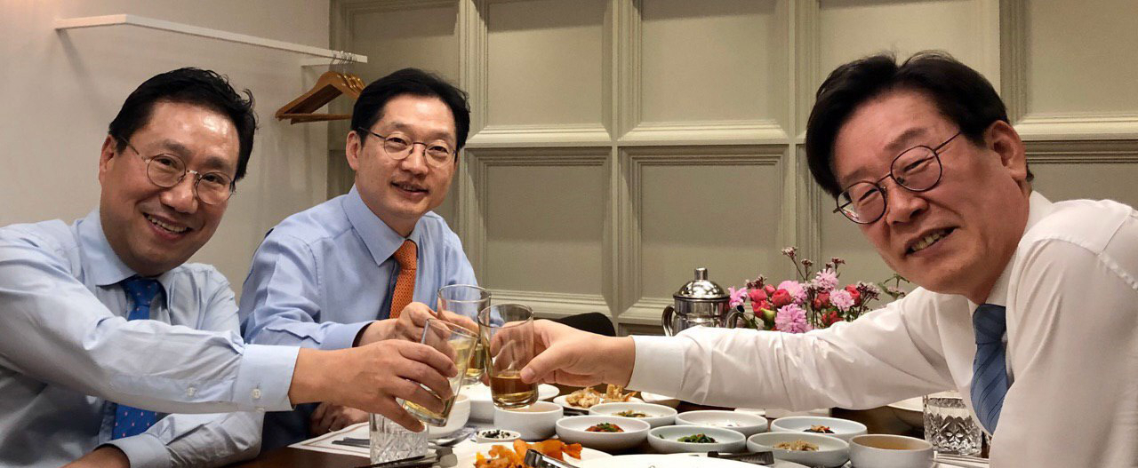양정철 민주연구원장(왼쪽부터)과 김경수 경남지사, 이재명 경기지사가 지난달 28일 경기도 수원에서 만나 저녁 식사를 함께 하고 있다. [연합]