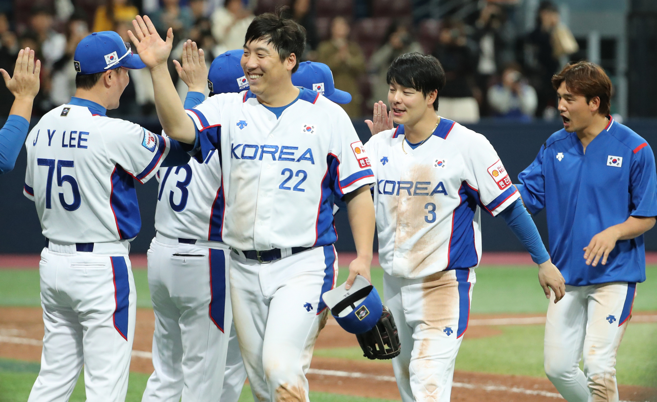 6일 오후 서울 구로구 고척스카이돔에서 열린 2019 WBSC 프리미어12 예선라운드 C조 한국과 호주의 경기에서 5대0으로 승리를 거둔 대표팀 선수들이 하이파이브를 하며 승리를 자축하고 있다. [연합]