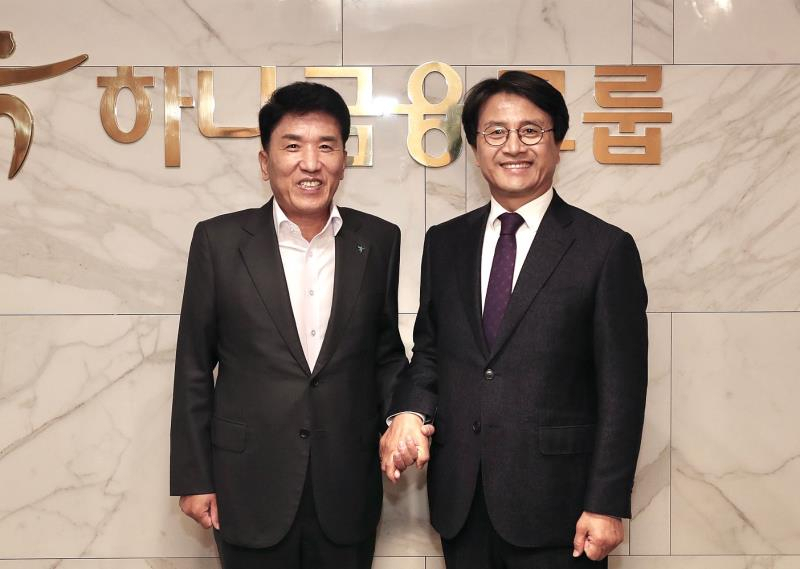 이재현 인천 서구청장〈오른쪽〉과 하나금융그룹 함영주 부회장〈사진 왼쪽〉.
