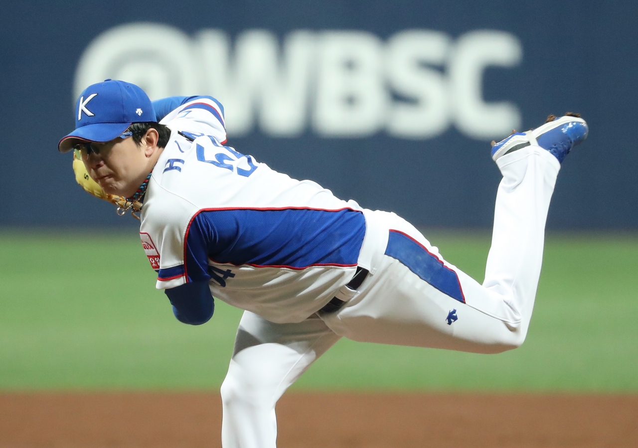 6일 오후 서울 구로구 고척스카이돔에서 열린 2019 WBSC 프리미어12 예선라운드 C조 한국과 호주의 경기. 3회초 한국 선발 양현종이 역투하고 있다. [연합]