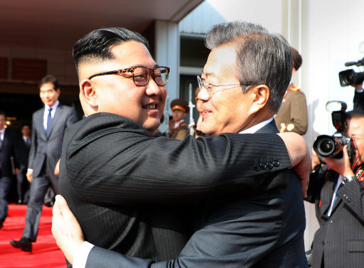 문재인정부가 임기 반환점을 맞는 가운데 외교안보는 호평과 혹평이 극단으로 엇갈리는 분야다. 문재인 대통령과 김정은 국무위원장이 작년 5월26일 판문점 북측지역 통일각에서 열린 2차 남북정상회담 때 끌어안고 웃는 모습. [헤럴드DB]