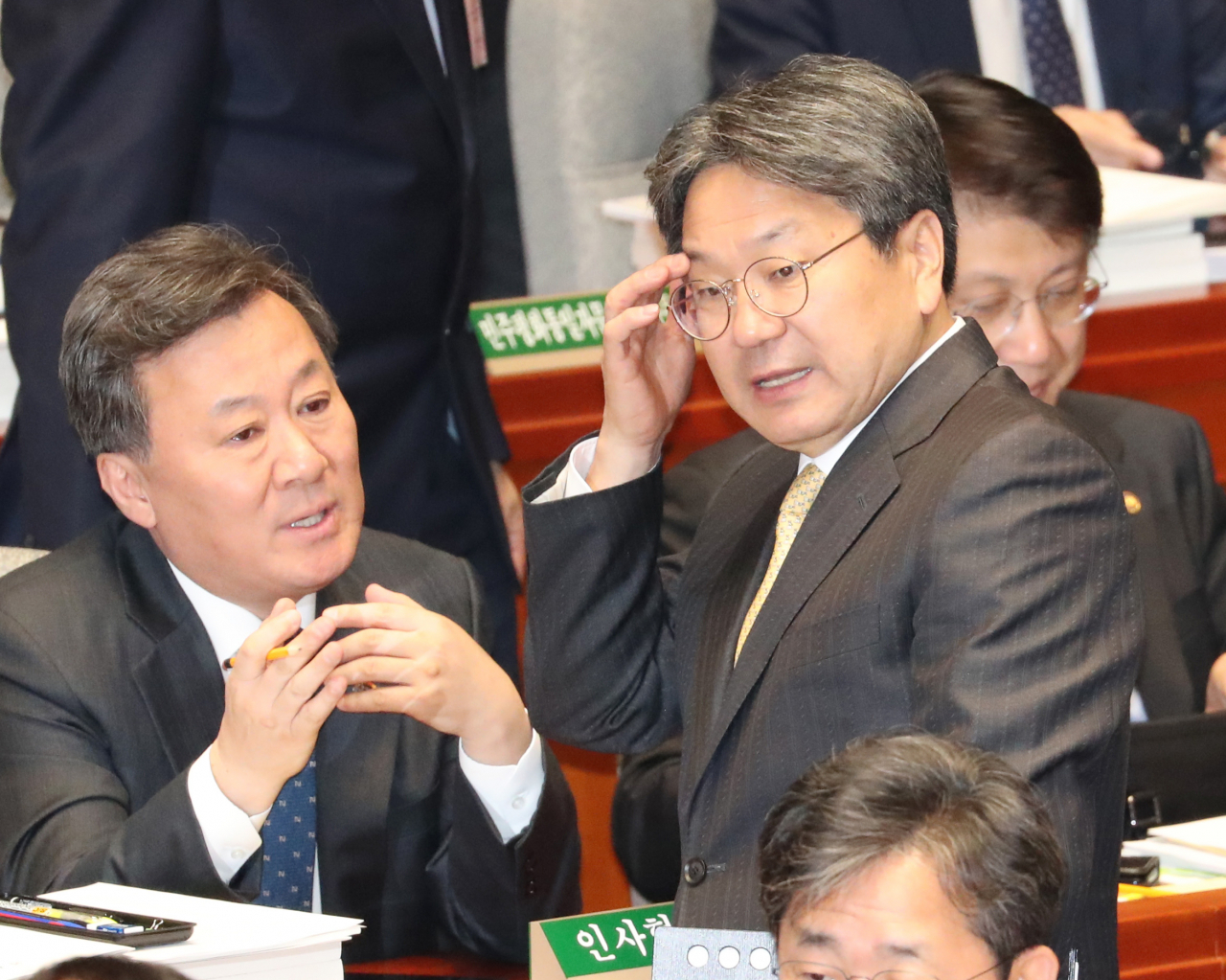강기정 청와대 정무수석(오른쪽)이 6일 오전 국회에서 열린 예산결산특별위원회 전체회의가 오후로 연기되자 회의장을 나서며 황서종 인사혁신처장과 대화하고 있다. [연합]