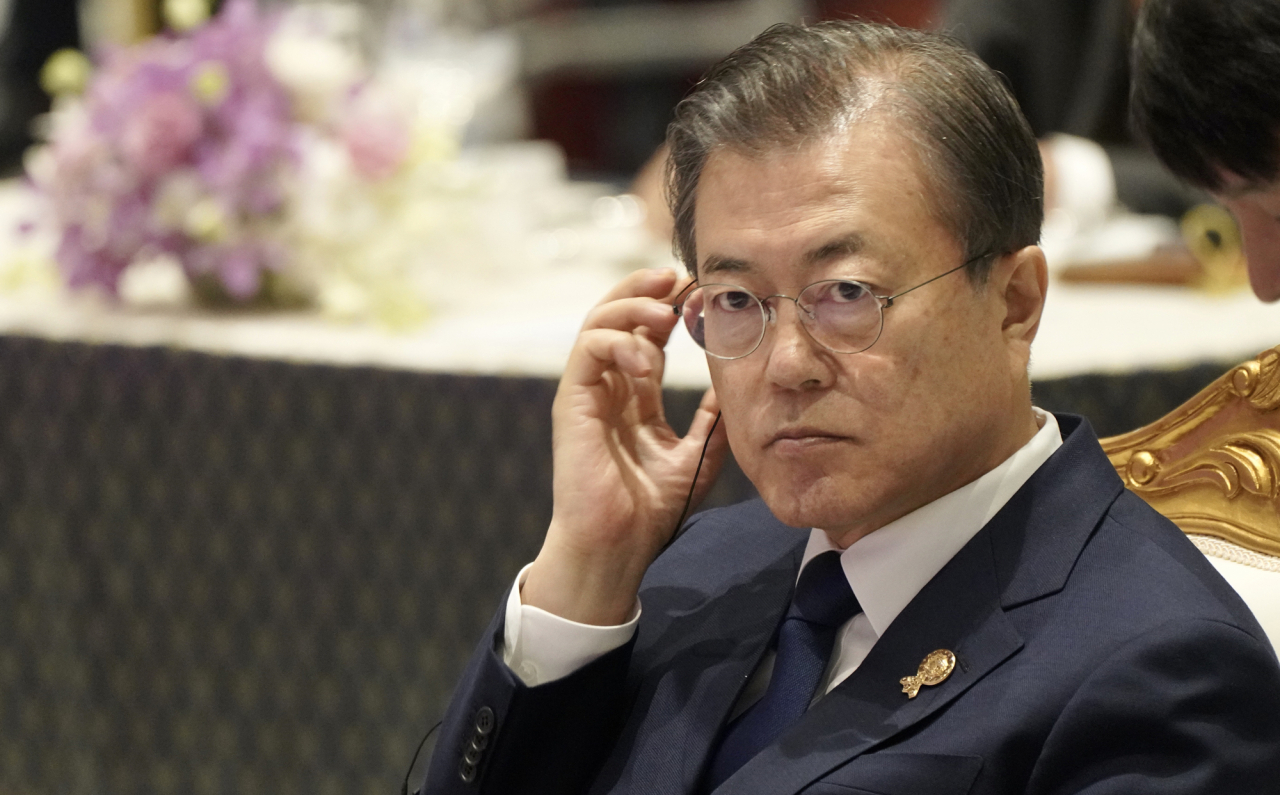 문재인 대통령이 지난 4일 방콕 임팩트 포럼에서 열린 지속가능발전 관련 특별오찬에서 쁘라윳 짠오차 태국 총리의 인사말을 듣고 있다. [연합]