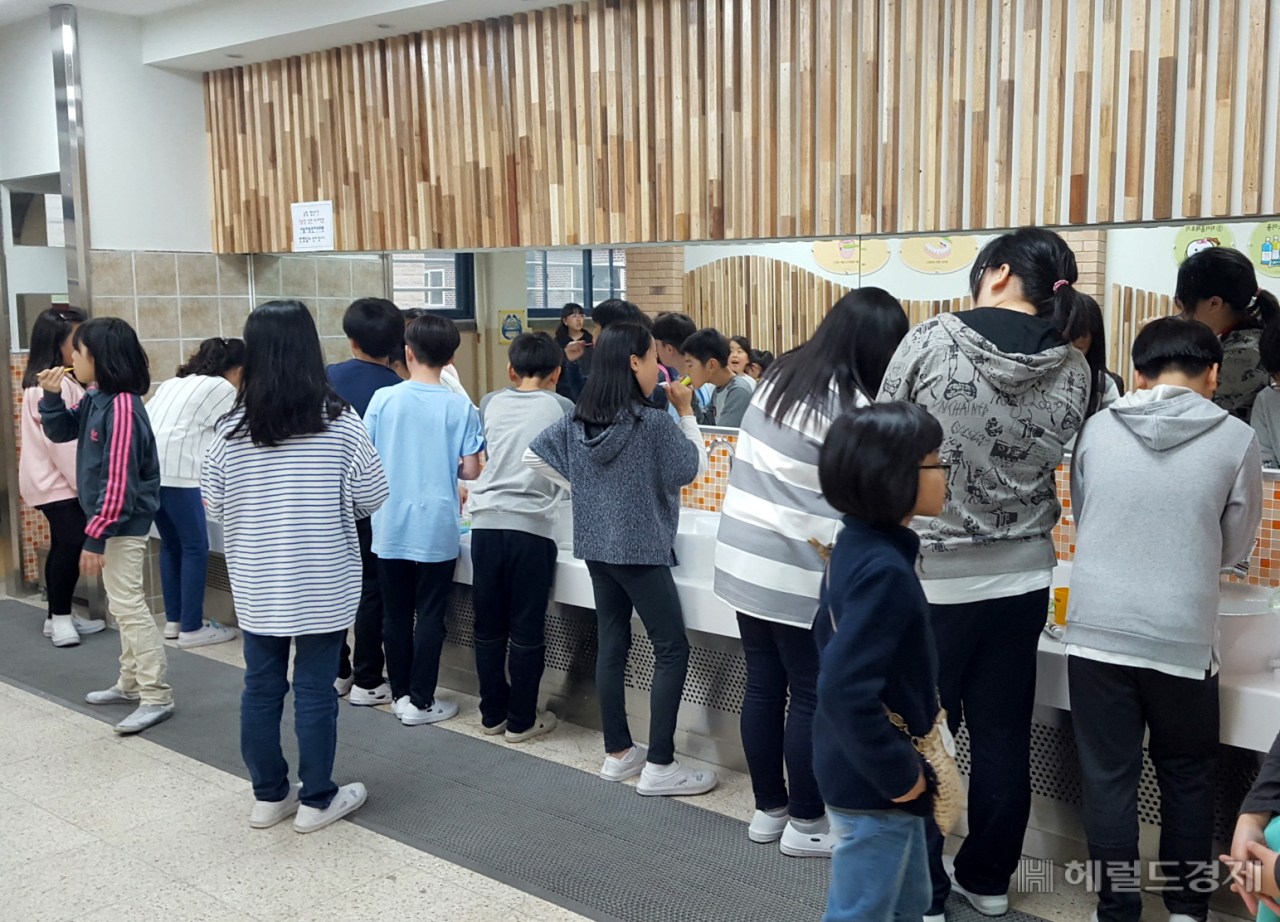 교내 화장실과 따로 떨어진 양치 공간에서 어린이들이 점심 식사 뒤 칫솔질을 하고 있다. [서대문구 제공]