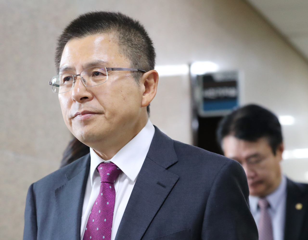자유한국당 황교안 대표가 7일 오전 국회에서 열린 최고위원회의를 위해 회의실로 이동하고 있다. 연합뉴스