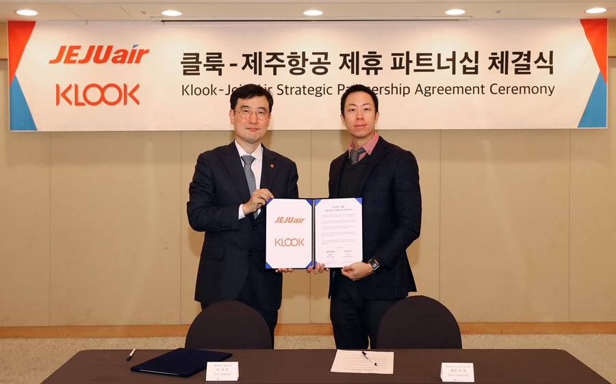 이석주 제주항공 대표이사(왼쪽)와 에릭 녹 파 공동 창업자 겸 최고운영책임자(COO)가 서울 강서구 메이필드 호텔 로터스홀에서 업무협약을 체결하고 있다. [제주항공 제공]