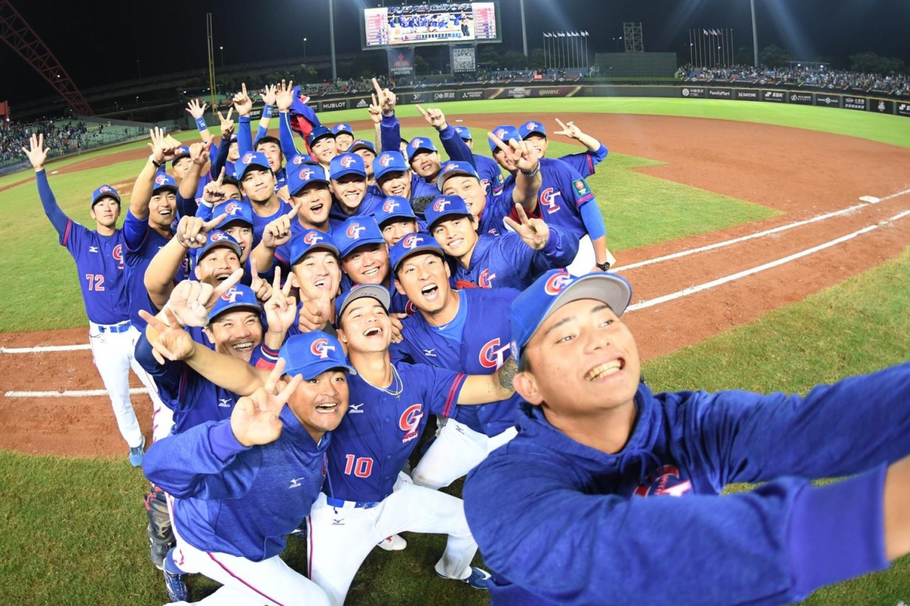 지난 6일 대만 타이중 인터콘티넨탈구장에서 열린 2019 세계야구소프트볼연맹(WBSC) 프리미어12 B조 조별 리그 2차전에서 베네수엘라를 3-0으로 꺾고 2승으로 슈퍼라운드 진출을 확정한 대만 야구 대표팀이 경기가 끝난 뒤 모여 셀카를 찍으며 자축하고 있다. [WBSC 트위터 캡처]