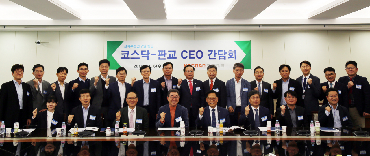 ‘2019년 제4차 코스닥-판교참석자. 왼쪽 뒷줄부터 레이 조형준 상무, 노바텍 황보상무 전무, 윈스 조학수 부사장, 제노레이 박병욱 대표, 하이로닉 박석광 이사, 나무기술 정철 대표, 에스디시스템 박봉용 대표, 에스퓨얼셀 전희권 대표, 코스닥협회 송윤진 상근부회장, 올리패스 윤흥식 CTO, 탑엔지니어링 김원남 회장, 신신제약 이병기 대표, 라온피플 김주영 전무, 전자부품연구원 이규복 선임본부장, 코스닥협회 김홍철 전무, 전자부품연구원 강병모 본부장. 왼쪽 앞줄부터 제일바이오 심의정 대표, 에이텍티앤 신승영 대표, 와이아이케이 최명배 회장, 서린바이오사이언스 황을문 회장, 전자부품연구원 김영삼 원장, 올리패스 정신 대표, 라온피플 이석중 대표, 네오펙트 반호영 대표.