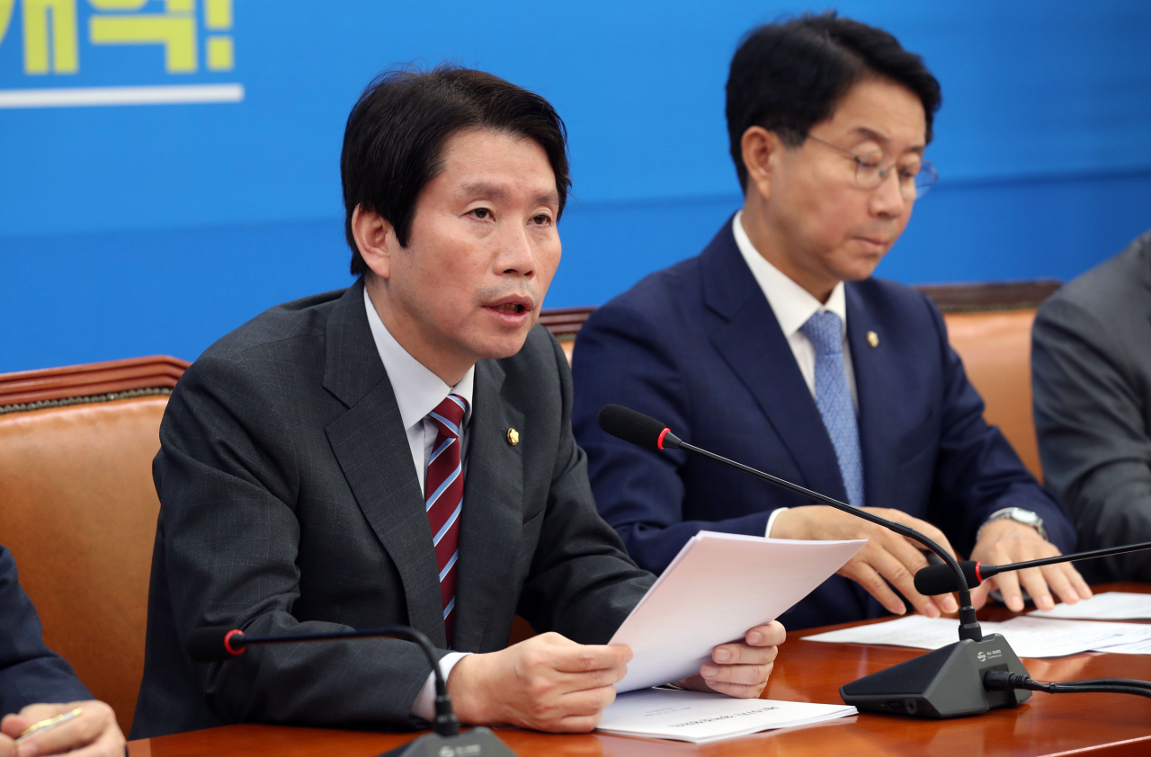 더불어민주당 이인영 원내대표(왼쪽)가 7일 오전 국회에서 열린 정책조정회의에서 발언하고 있다. 연합뉴스