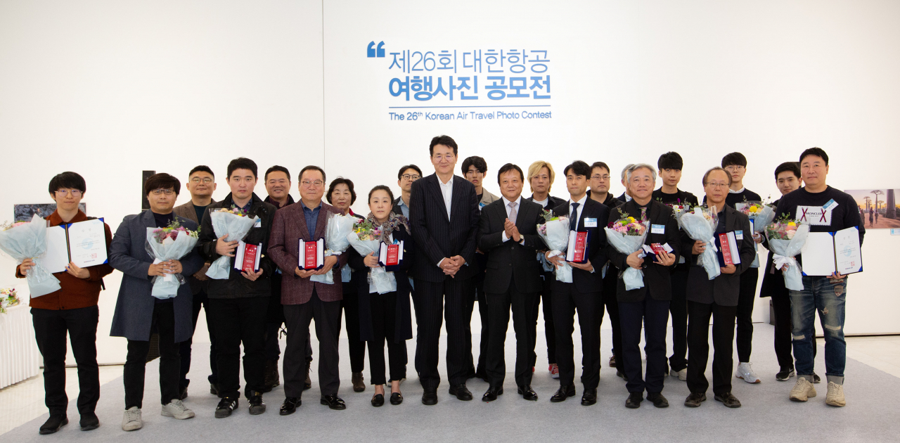 시상식에 참석한 조원태 한진그룹 회장(앞줄 가운데)이 수상자들과 기념 촬영을 하고 있다. [대한항공 제공]