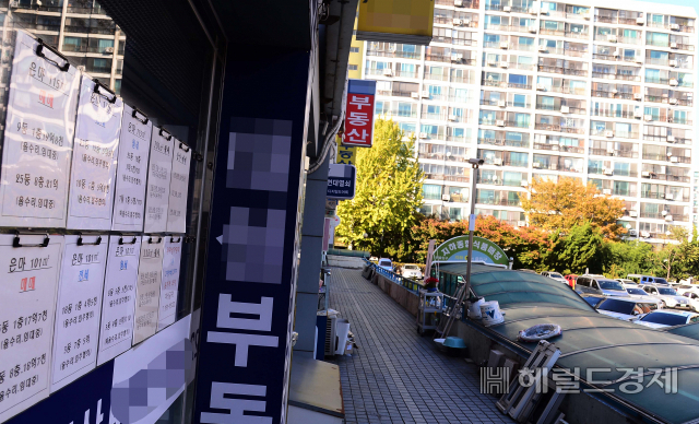 국토교통부가 서울 27개동의 민간택지 분양가 상한제 대상 지역을 발표했지만 집값을 잡을 수 있을 지는 의문이다. 사진은 서울 강남구 은마아파트 모습. 이상섭 기자/babtong@heraldcorp.com