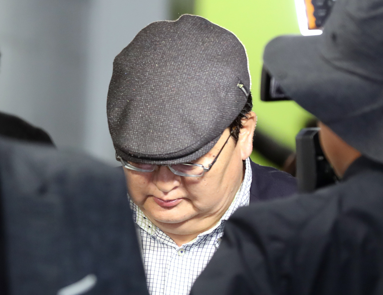 여객기 기내에서 여성 승무원을 성추행한 혐의를 받아 경찰 조사를 받은 드바야르 도르지 몽골 헌법재판소장이 7일 오전 인천시 남동구 인천지방경찰청을 나서고 있는 모습. [연합]