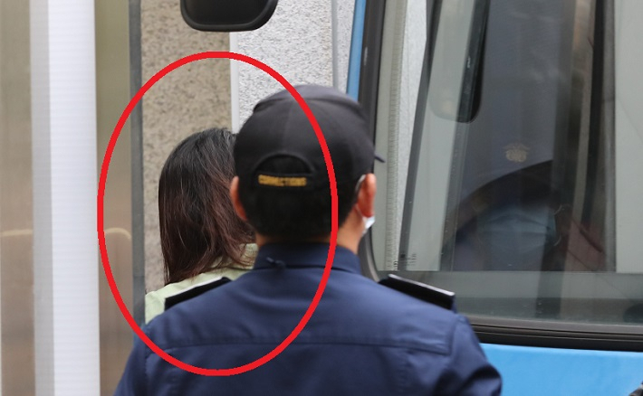 전남편 살해 혐의로 구속기소된 고유정(붉은 원내)의 뒷 모습. [연합]