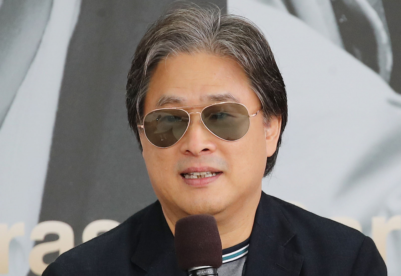 ‘제24회 부산국제영화제’ 나흘째인 지난 10월 6일 오전 부산 해운대구 영화의전당 야외무대에서 열린 오픈토크 행사에서 박찬욱 감독이 인사말을 하고 있다. [연합]
