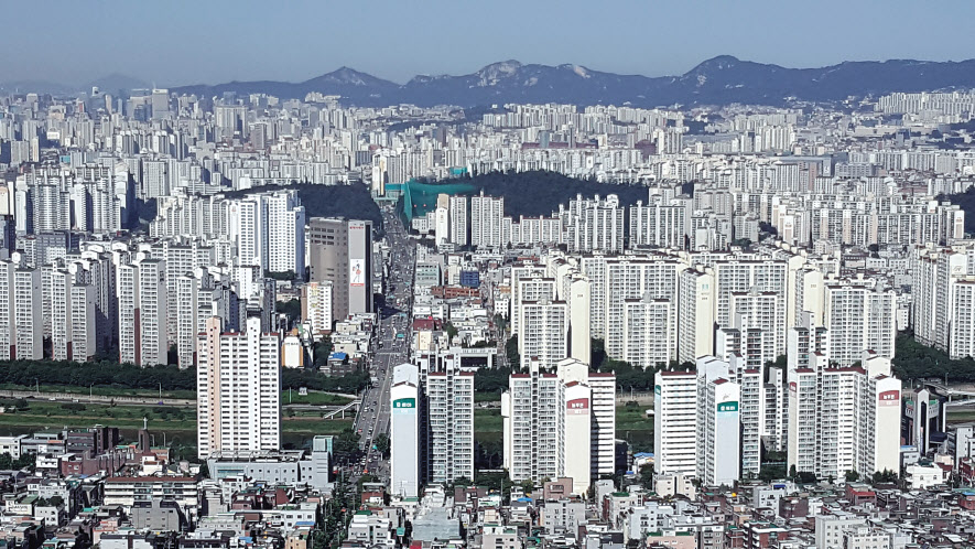 정부는 지난 6일 서울 지역 27개 동을 민간택지 분양가상한제 적용 지역으로 지정하는 등 2017년 5월 문재인 정부 출범 이후 총 17번의 부동산 대책을 발표했다. [헤럴드경제DB]