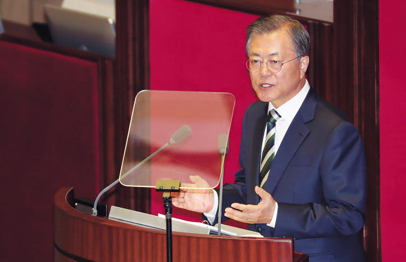문재인 대통령이 22일 오전 국회에서 내년도 예산안에 대한 시정연설을 하고 있다. [연합]