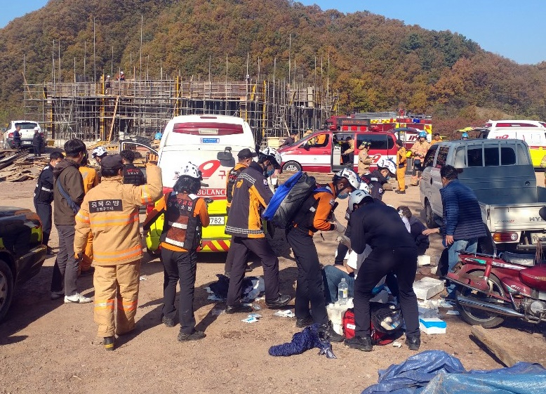 7일 오전 충북 진천군 초평면에서 119구급대원이 부상자들을 옮기고 있다. 이날 한 남성이 시제 도중 종중원에게 인화 물질을 뿌리고 불을 붙여 1명이 숨지고 11명이 중경상을 입었다. [연합]