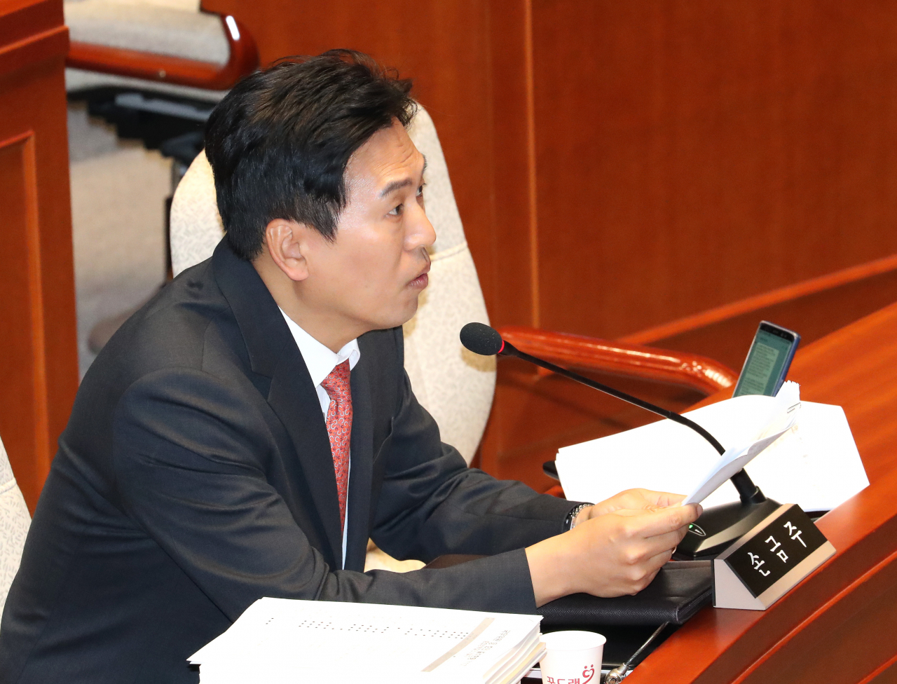 손금주 무소속 의원이 7일 오전 국회에서 열린 예산결산특별위원회 전체회의에서 이낙연 국무총리에게 질의하고 있다. [연합]