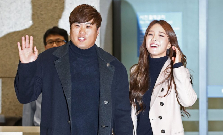 미국 프로야구 메이저리그 LA 다저스의 류현진이 내주 중 금의환향한다. 사진은 지난해 11월 부인 배지현 씨와 인천국제공항을 통해 귀국할 때의 모습. [연합]