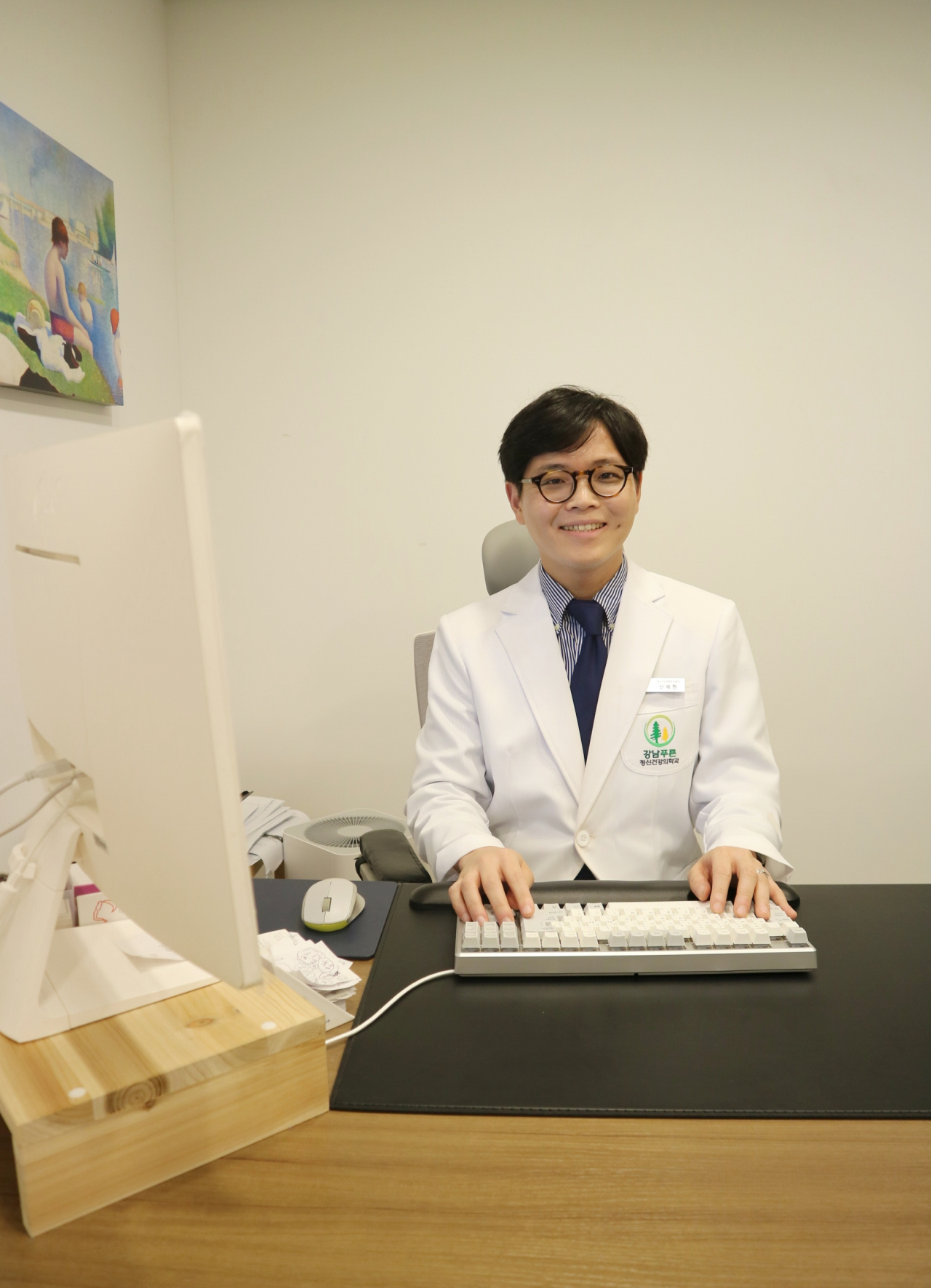 진료실에서 신재현 원장 모습 [사진=육성연 기자]　　